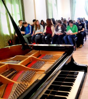 155 Koncert dla młodzieży „Jak słuchać muzyki?”. Sala Starostwa Powiatowego w Trzebnicy, 3 kwietnia 2014. Fot. Anna Jełłaczyc (wszystkie zdjęcia).